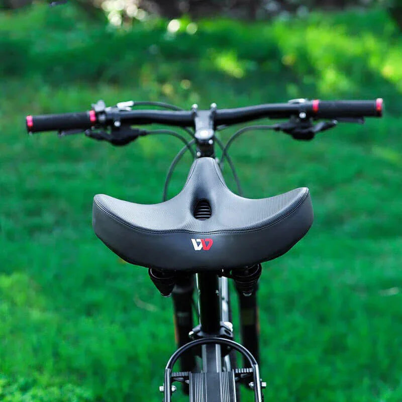 Schwarzer Fahrradsattel auf grünem Rasen, ergonomisch, komfortabel, für Mountainbikes.