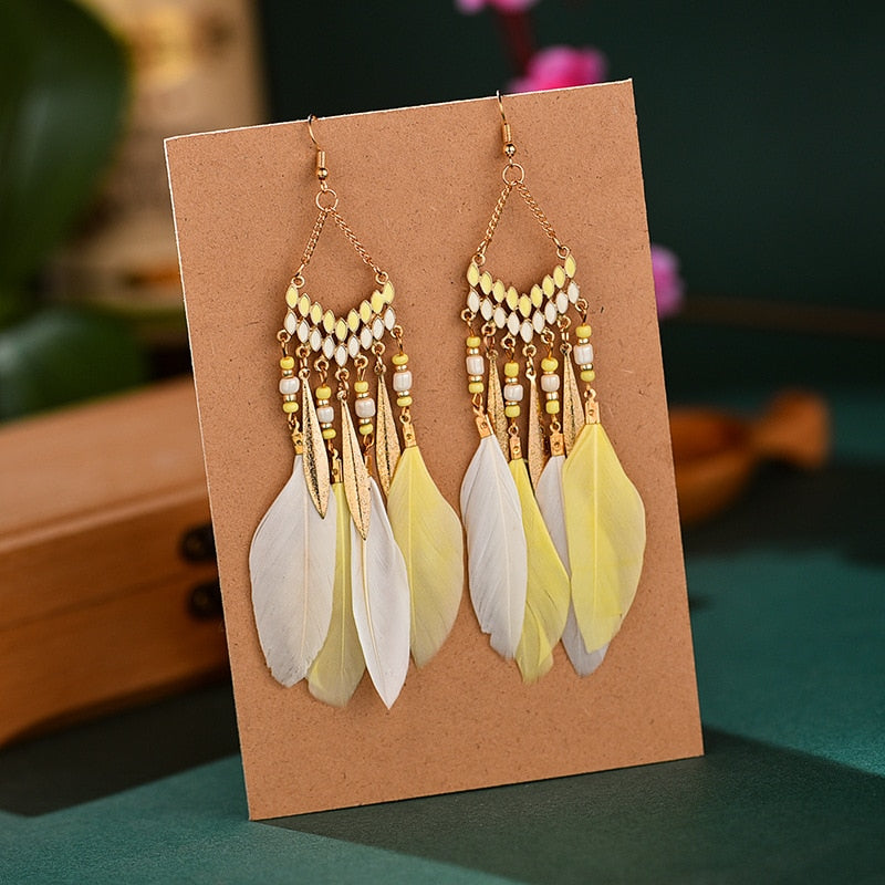 Bunte Federohrringe mit Perlen, handgefertigt, Boho-Stil, gelb-weiß, Modeschmuck.