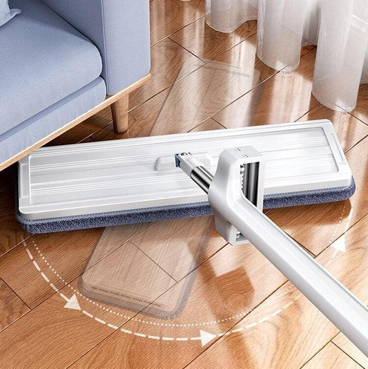 Flachmopp mit 360-Grad-Drehung, weiß, auf Holzboden, ideal für effiziente Bodenreinigung.