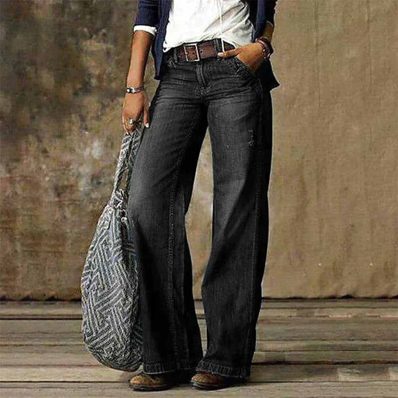 Frau in grauen, weiten Jeans mit niedriger Taille, Retro-Stil, Straße, Mode, lässig.