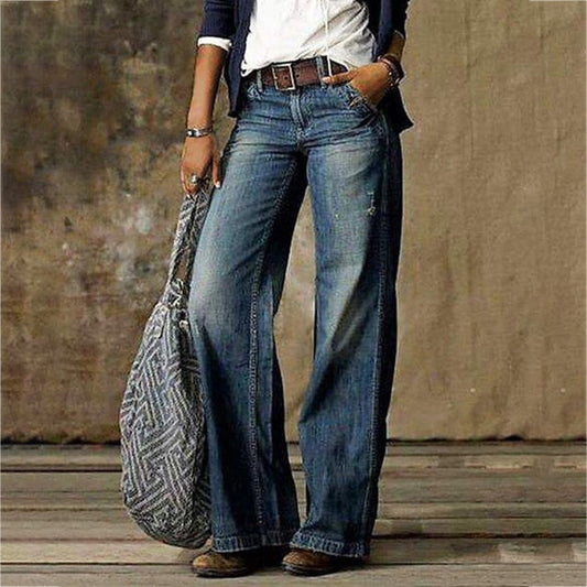 Frau in blauen, weiten Jeans mit niedriger Taille, Retro-Stil, Straße, Mode, brauner Gürtel.