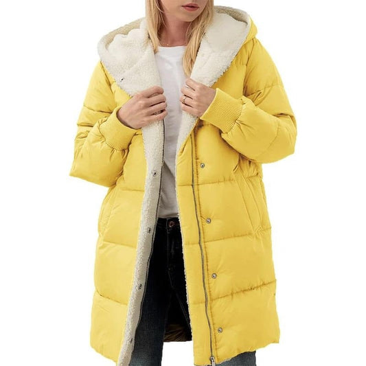 Frau in gelber Daunenjacke mit Kapuze, Wintermode, warm, stilvoll, Damenbekleidung.