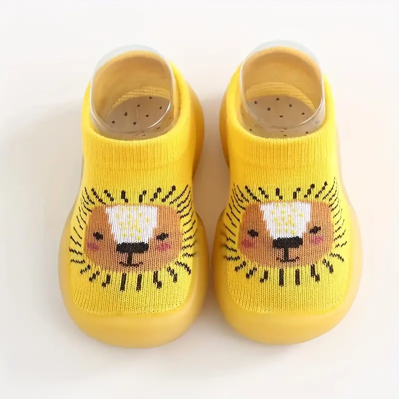 Gelbe Babyschuhe mit Löwenmotiv, rutschfest, aus Baumwolle, ideal für Kleinkinder.
