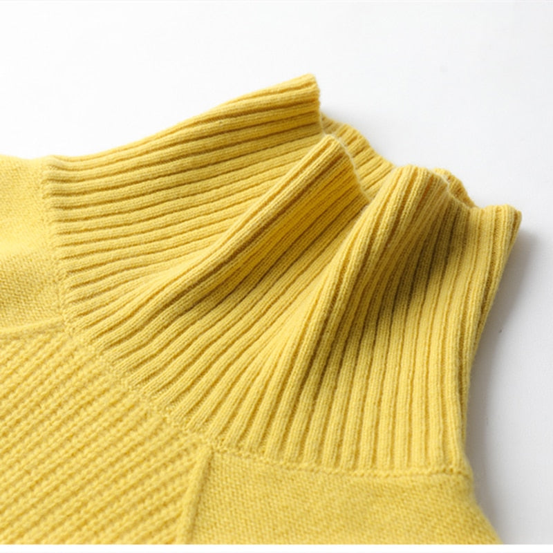 Gelber Rollkragenpullover aus Strick, weiches Material, modisches Design, Damenmode.