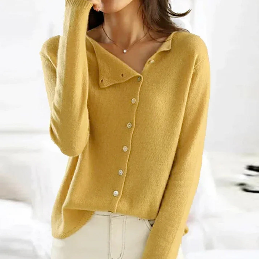 Frau in gelbem Strickpullover mit Knopfleiste, modisch, bequem, Herbstmode.