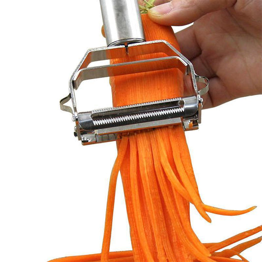 Handschäler aus Edelstahl schneidet Karotten in feine Streifen, ideal für Gemüsenudeln.