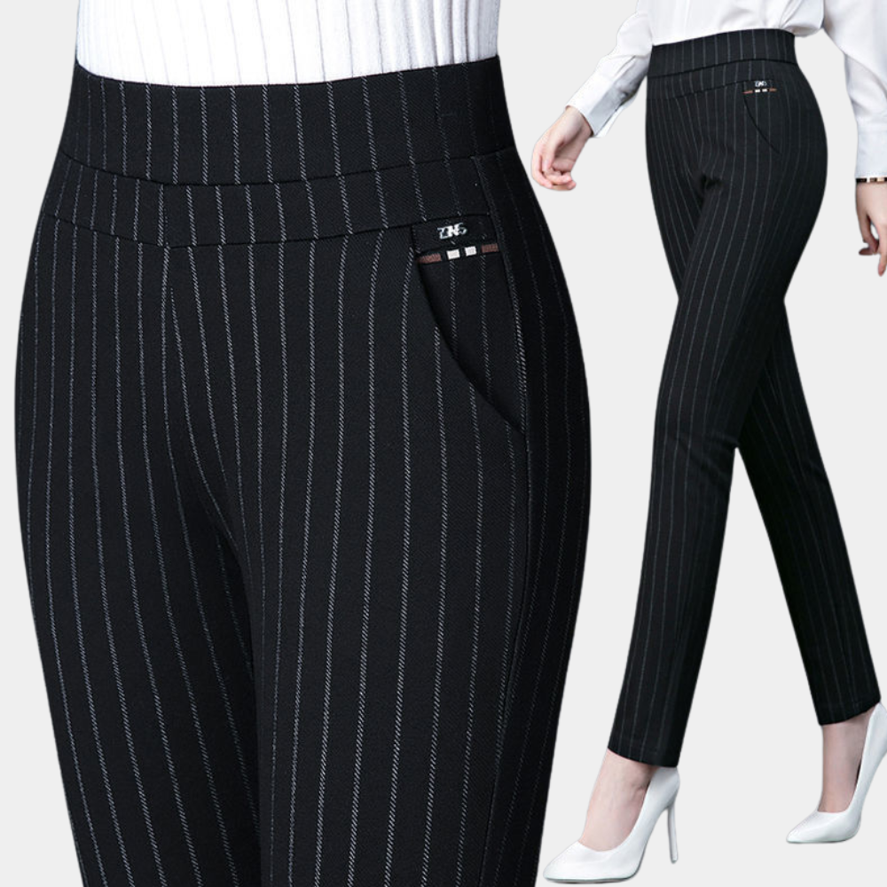 Schwarze Damenhose mit Nadelstreifen, elegant, Business-Look, hoher Bund, seitliche Taschen.