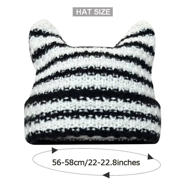Schwarz-weiß gestreifte Strickmütze mit Katzenohren, Größe 56-58 cm, modisches Accessoire.