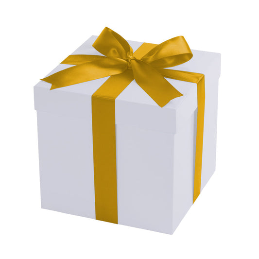 Weiße Geschenkbox mit goldener Schleife, quadratisch, ideal für besondere Anlässe und Geschenke.
