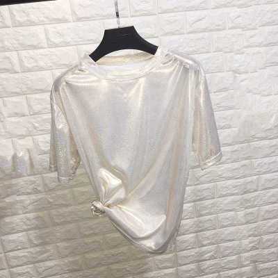 Glitzerndes Damen T-Shirt, weiß, glamourös, kurzärmelig, modisch, auf Kleiderbügel.