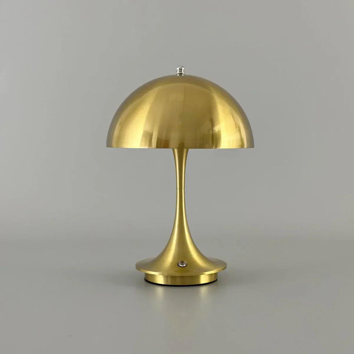 Goldene Tischlampe in Blütenknospenform, modernes Design, Metall, dekorative Beleuchtung.