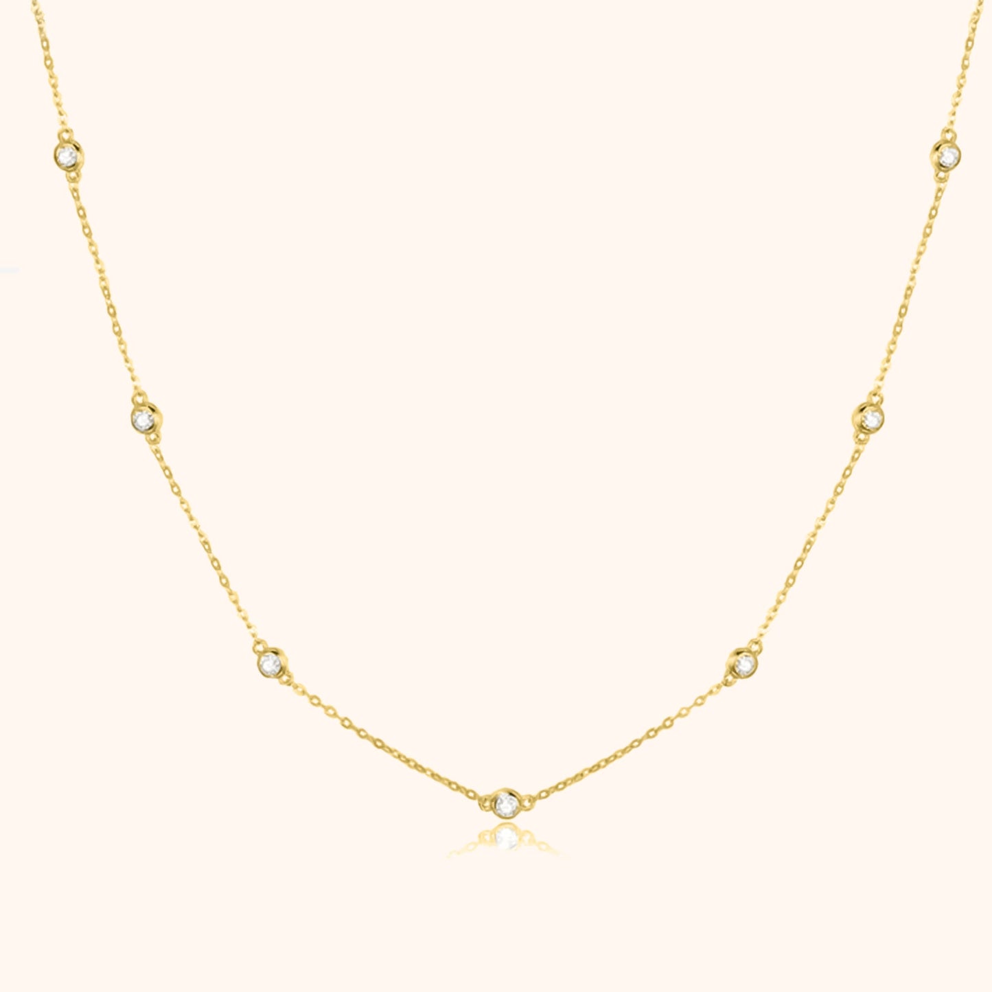 Goldene Halskette mit kleinen Diamanten, elegantes Schmuckdesign, Damenaccessoire.