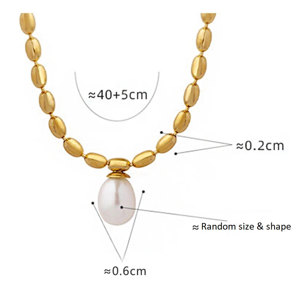 Goldene Halskette mit ovalen Perlen und weißem Anhänger, Länge 40+5 cm, Schmuckdesign.