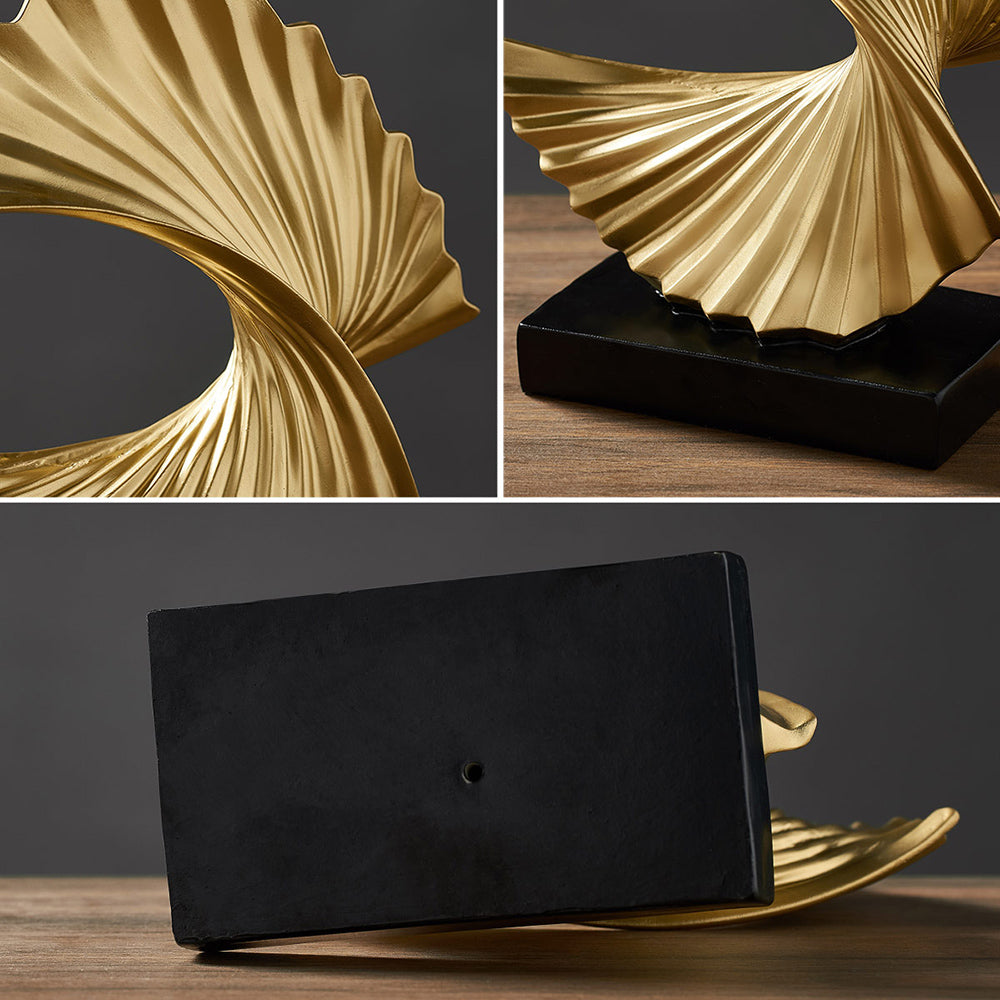 Goldene abstrakte Skulptur, wellenförmig, auf schwarzem Sockel, moderne Wohnkultur.