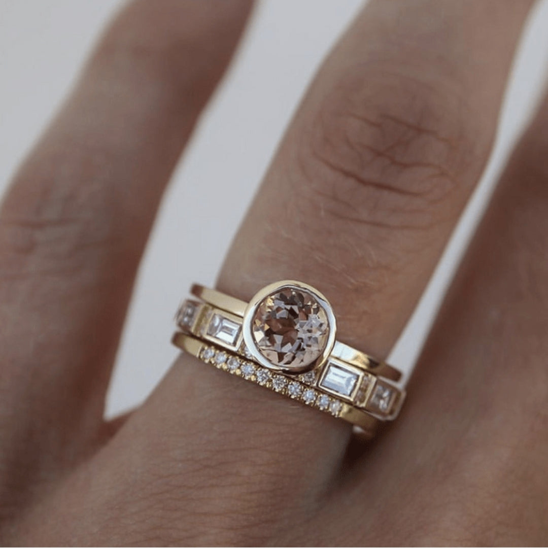 Goldene Verlobungsringe mit Diamanten auf Hand, elegantes Schmuckdesign, luxuriöses Accessoire.