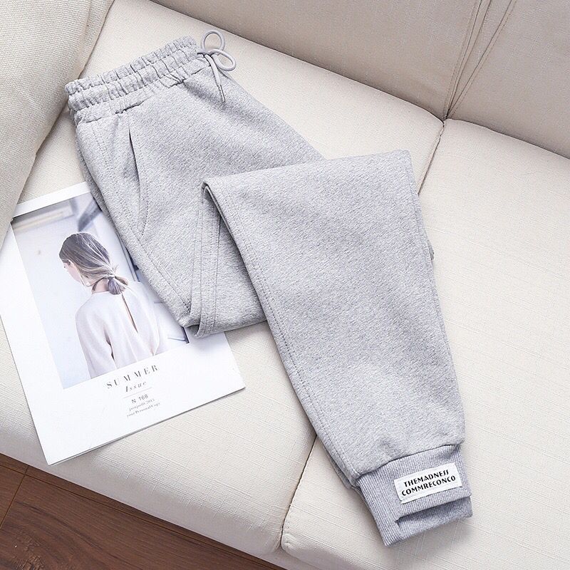 Graue Jogginghose aus Baumwolle, bequem, elastischer Bund, ideal für Freizeit und Sport.