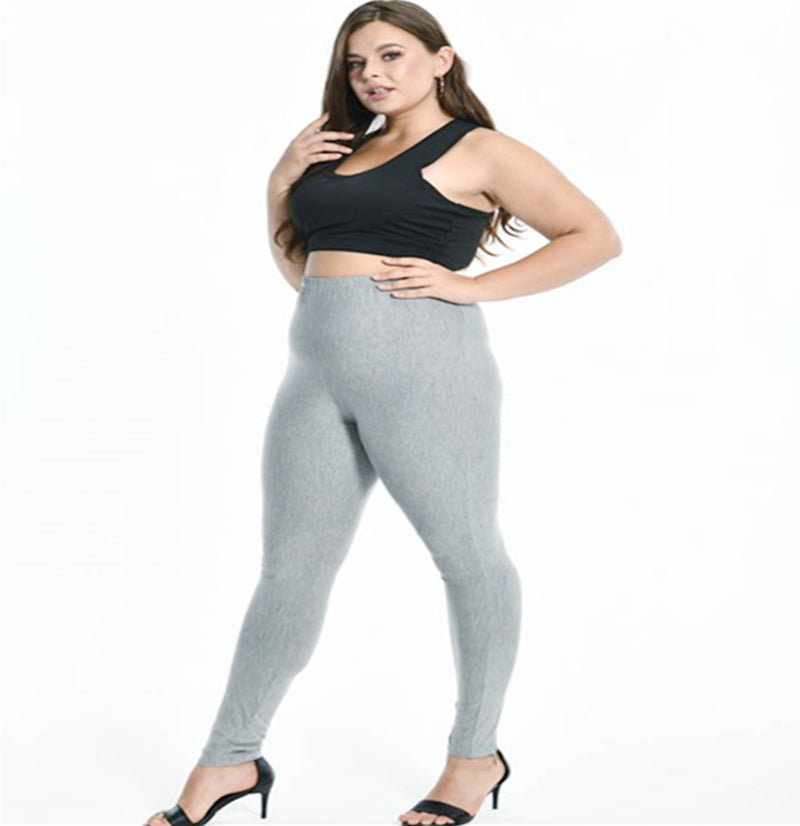 Frau in grauer Leggings und schwarzem Top, Plus-Size-Mode, bequeme Damenbekleidung.