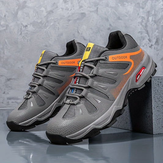 Graue Outdoor-Sneaker mit orangefarbenen Akzenten, atmungsaktiv, rutschfeste Sohle.