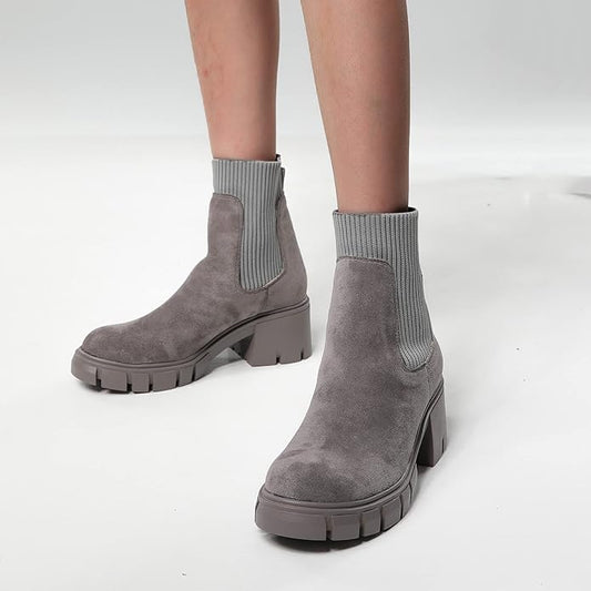 Graue Wildleder-Winterschuhe, klobiger Absatz, elastischer Schaft, stilvolle Damenstiefel.