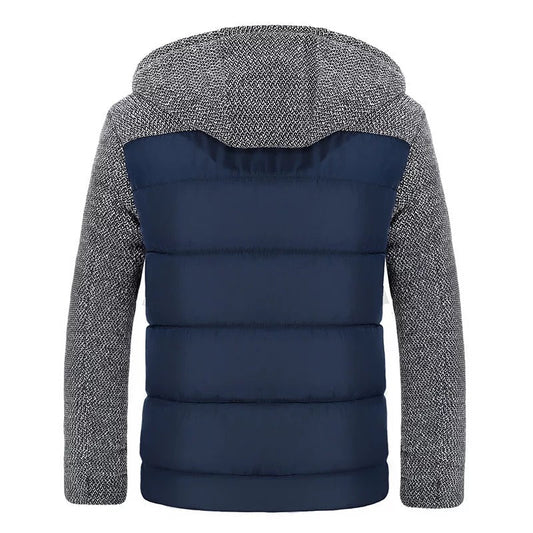 Dunkelblaue Herrenjacke mit Kapuze, gesteppter Rücken, graue Ärmel, Wintermode.