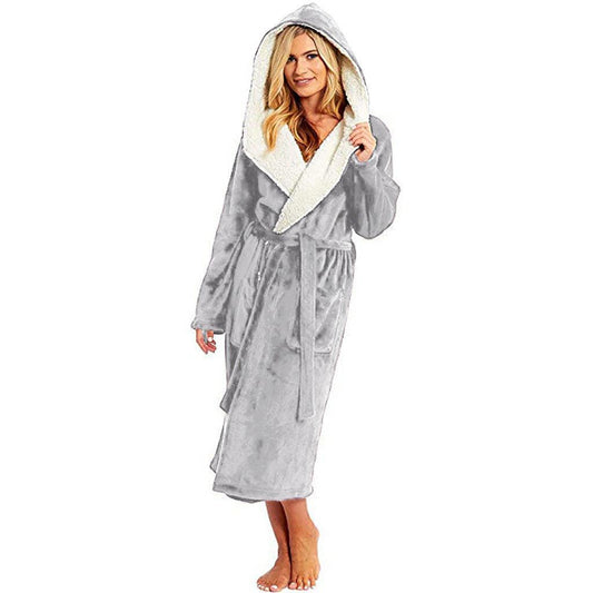 Frau in grauem Fleece-Bademantel mit Kapuze und Gürtel, gemütlich, weich, Damenmode.