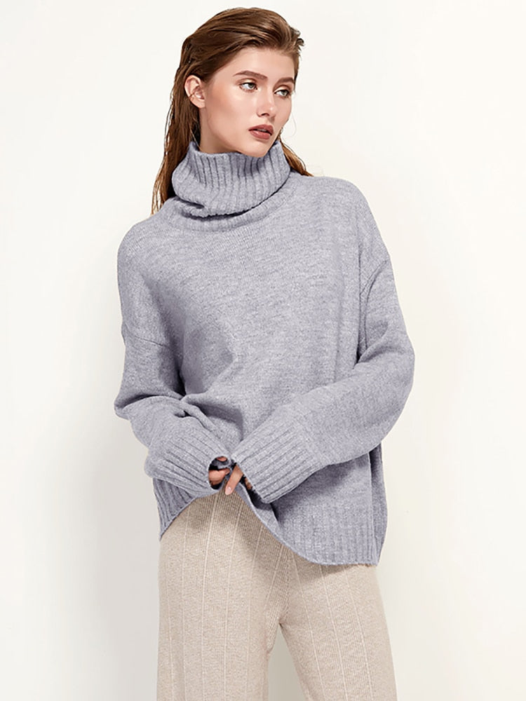 Frau in grauem Rollkragenpullover aus Wolle, lässig, modisch, Herbstmode, Damenbekleidung.