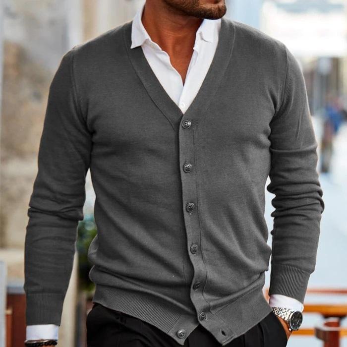 Mann in grauem Strick-Cardigan, V-Ausschnitt, Knopfleiste, eleganter Freizeitlook.