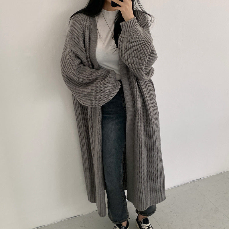 Grauer, langer Strickmantel für Damen, gemütlich, modisch, Herbst-Winter-Outfit.