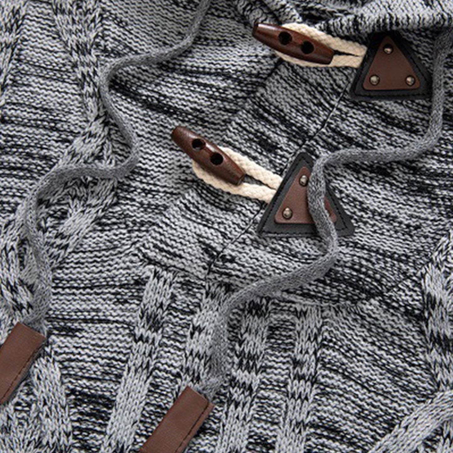 Grauer Strickpullover mit Knebelknöpfen, Kapuze, Zopfmuster, Herrenmode, Winterkleidung.