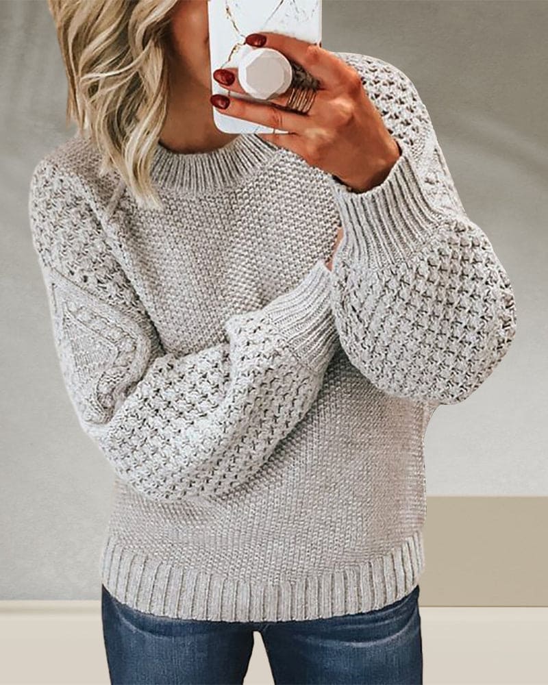 Frau in grauem Strickpullover mit Zopfmuster, lässig, modisch, Herbstmode, Selfie.