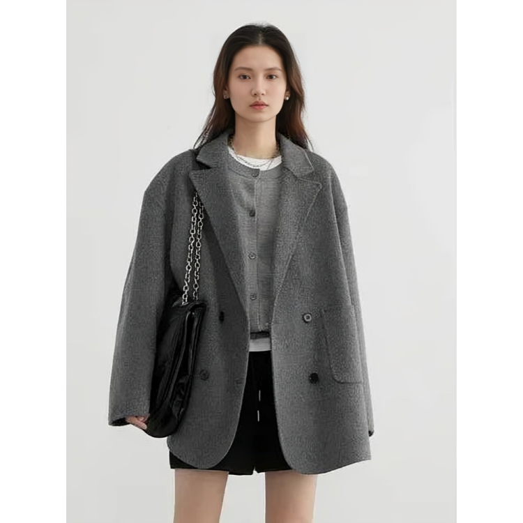 Grau Damen Blazer, Oversize, mit Kettenhandtasche, modisch, elegant, Herbstmode.