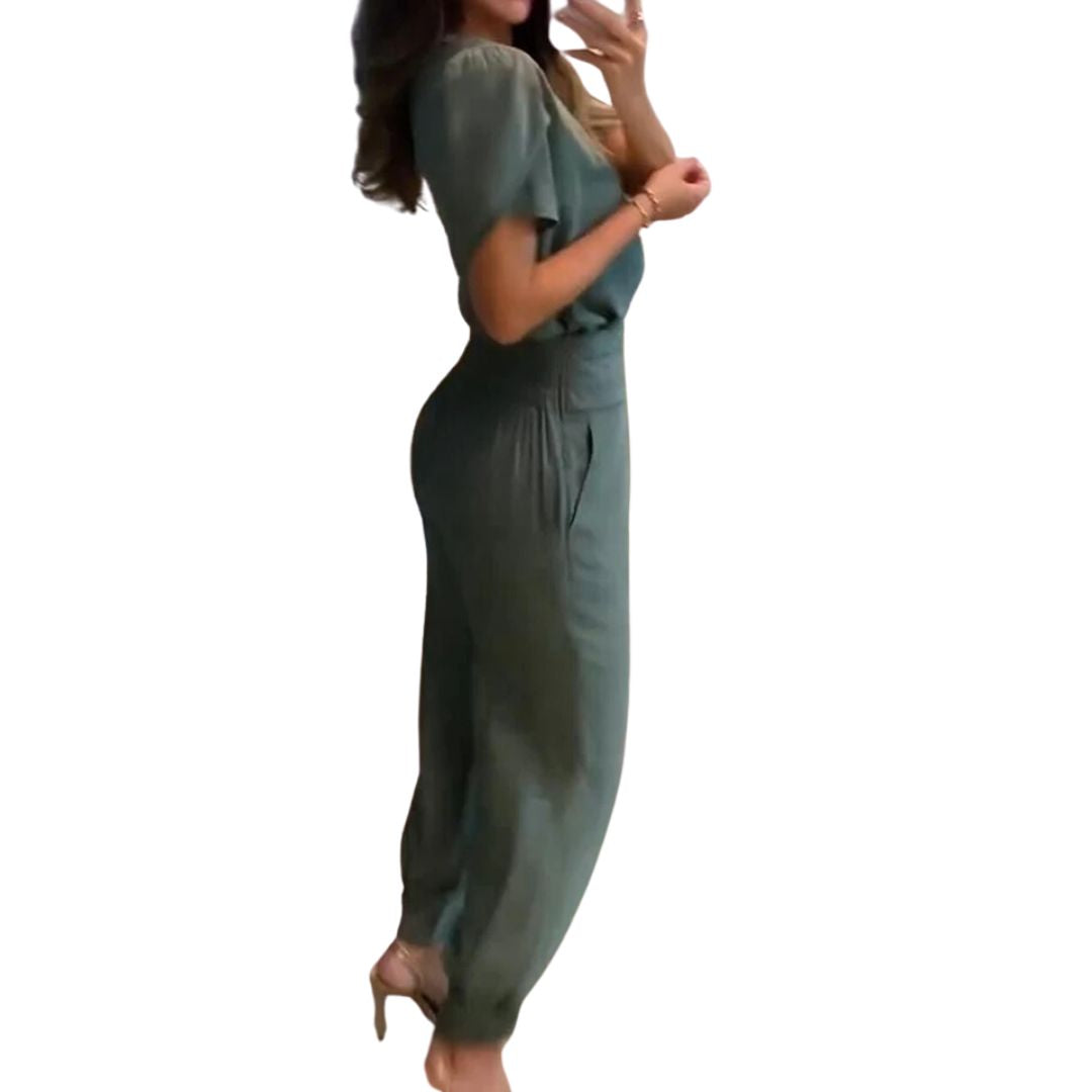Frau in grünem Jumpsuit, seitlich, elegant, modisch, Sommerkleidung, hohe Absätze.