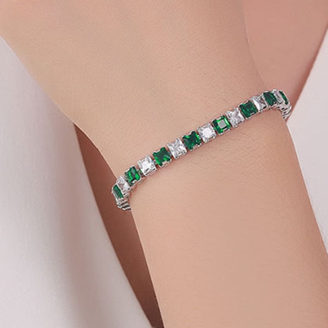 Silbernes Armband mit grünen und klaren Steinen, eleganter Schmuck für Damen.