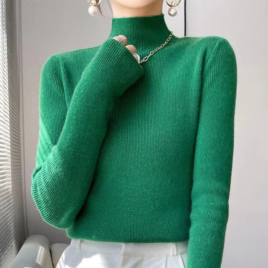 Grüner Rollkragenpullover Damen, Strick, elegant, modisch, Herbstmode, Perlenohrringe.