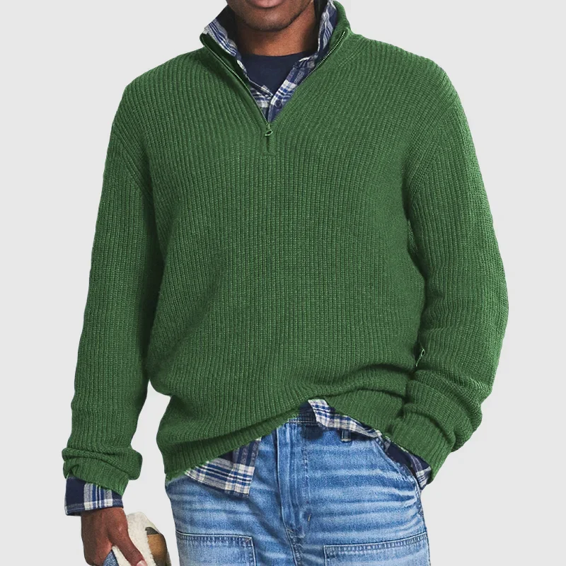 Grüner Herrenpullover mit Reißverschluss, gerippt, über kariertem Hemd, lässiger Stil.