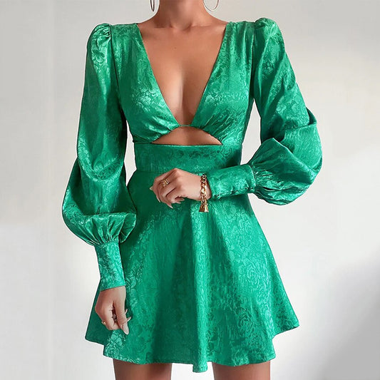 Grünes Minikleid mit Puffärmeln und tiefem Ausschnitt, elegantes Damenmode-Outfit.
