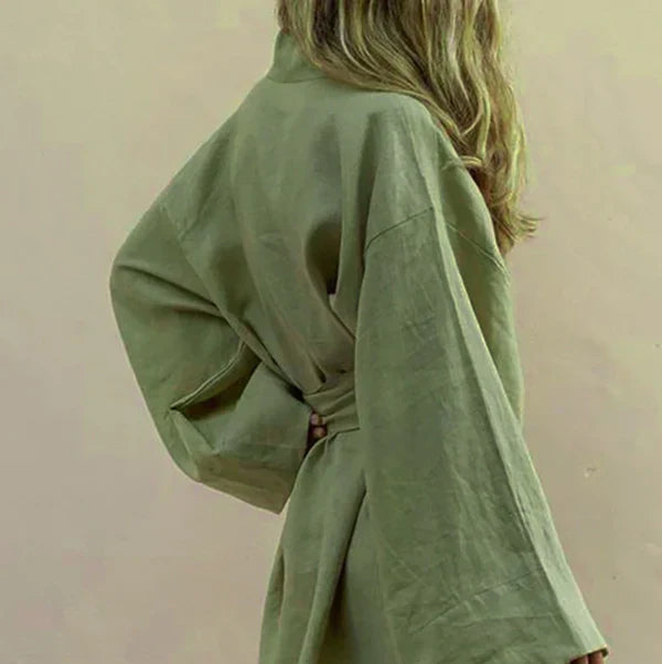 Grüner Leinen-Kimono, Damenmode, minimalistisches Design, nachhaltige Kleidung, Rückansicht.