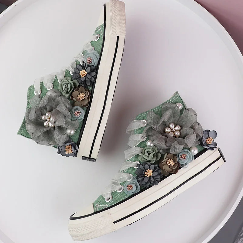 Grüne High-Top-Sneaker mit Blumenapplikationen, Perlen, Damenmode, trendige Schuhe.