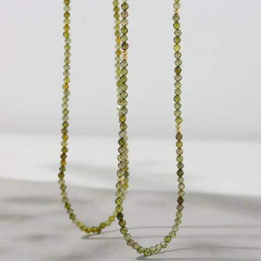 Grüne Perlenkette aus facettiertem Olivin, eleganter Schmuck für Damen, handgefertigt.
