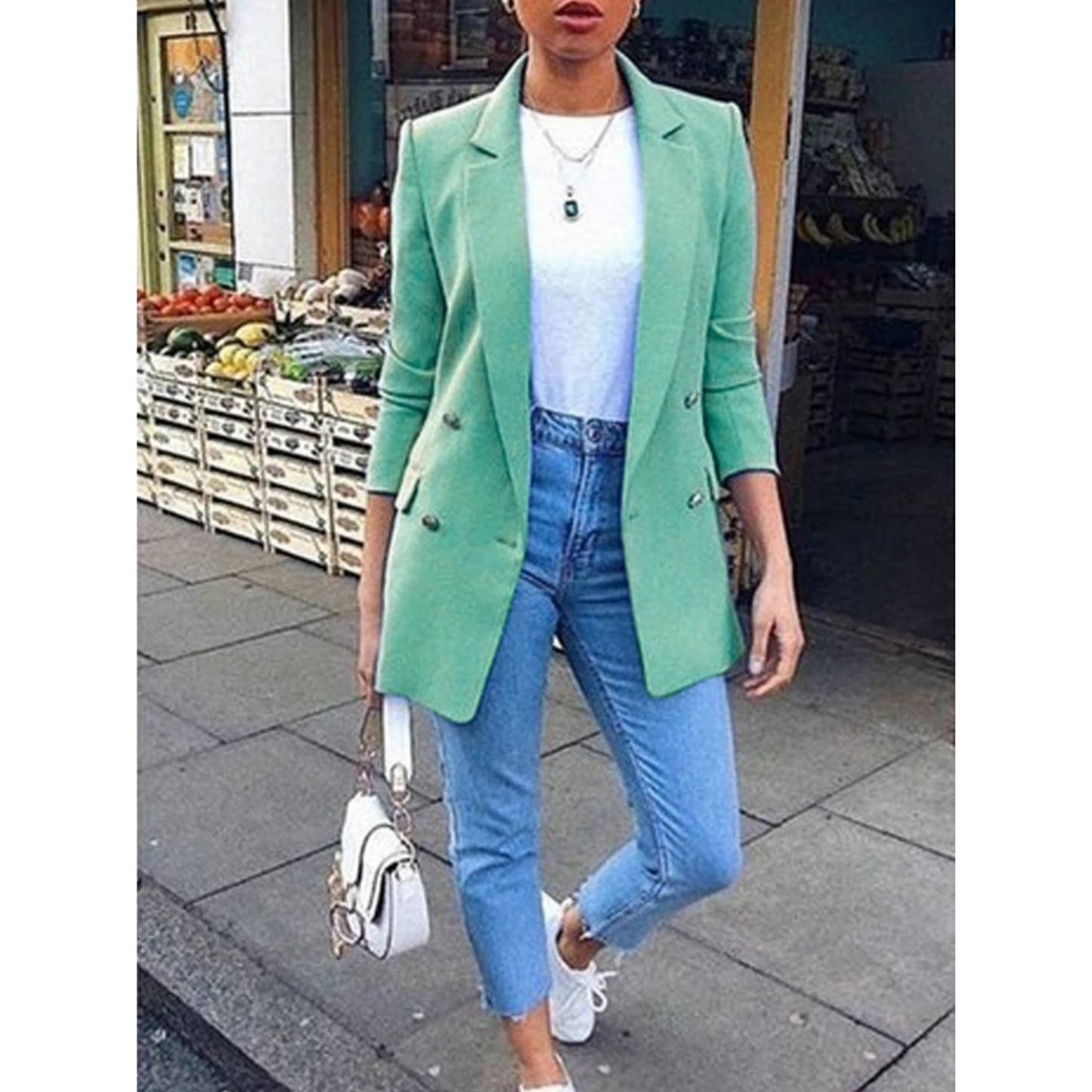 Damenblazer mintgrün, mittellang, doppelt geknöpft, modisch, elegant, Freizeitkleidung.