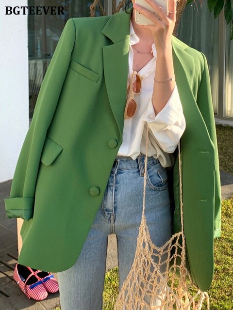 Grüner Damenblazer, elegant, Herbstmode, lässig, Baumwolle, modisch, stilvoll, Freizeitlook.