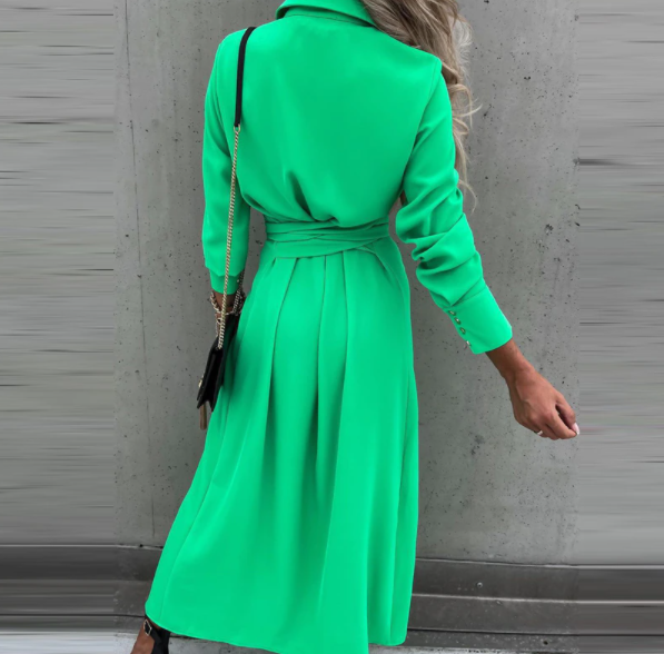 Frau in grünem Trenchcoat, Rückansicht, elegantes Design, Mode, Damenbekleidung, Herbstmantel.