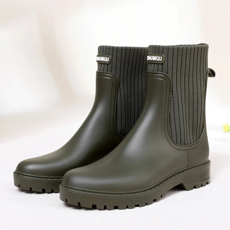 Grüne Gummistiefel für Damen, wasserdicht, rutschfest, mit gerippter Knöchelmanschette.