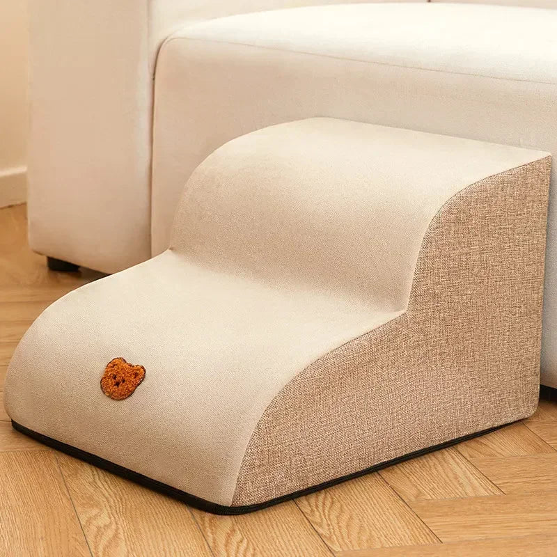 Beige Haustiertreppe aus Stoff, ideal für Sofa, mit braunem Teddybär-Design.