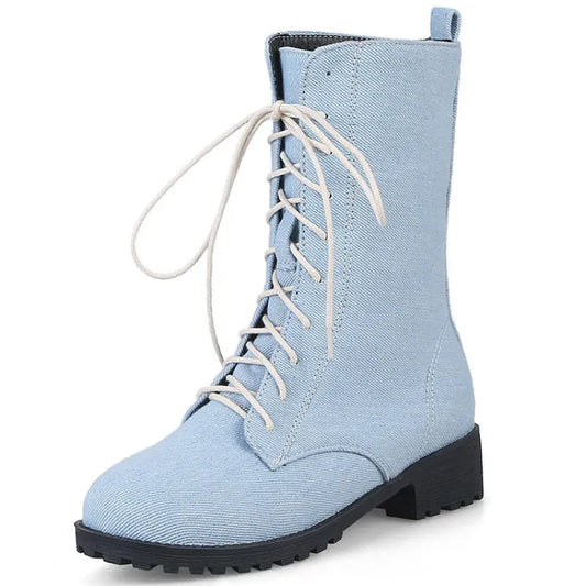 Hellblauer Damen-Schnürstiefel aus Canvas mit schwarzer Sohle, modisch und robust.