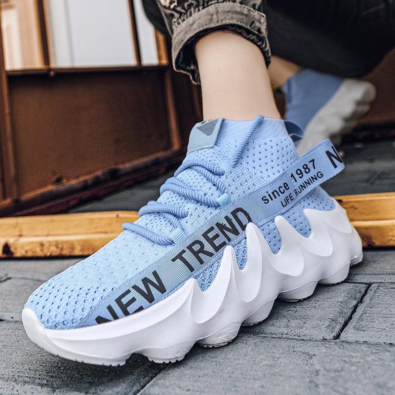 Blaue Sneaker mit welliger Sohle, atmungsaktiv, modisch, für Herren, Straßenmode.