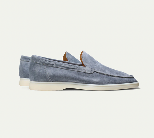 Blaue Wildleder-Loafers für Herren, stilvoll und bequem, mit weißer Sohle.