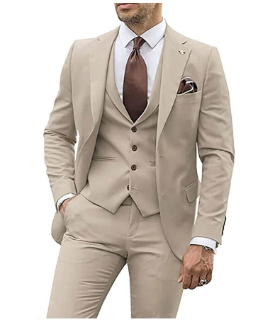Beiger Herrenanzug mit Weste und brauner Krawatte, elegantes Business-Outfit.