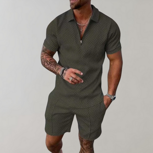 Mann in olivgrünem Polo-Shorts-Set, Sommermode für Herren, Freizeitkleidung.