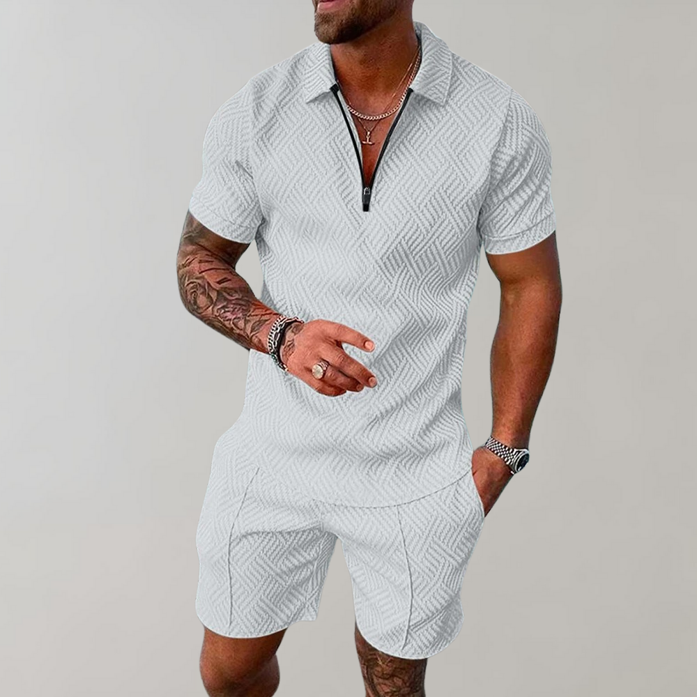 Mann in weißem Polo-Shorts-Set, Sommermode für Herren, elegantes Freizeitoutfit.